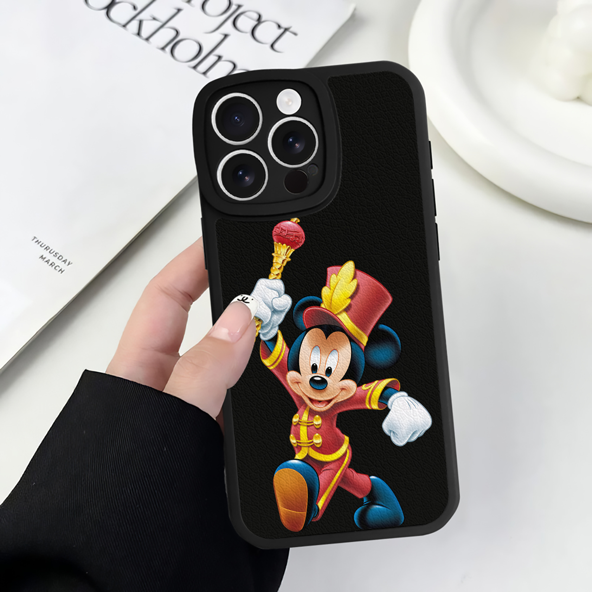 （画像用） ミッキーマウス Mickey Mouse 【iPhone 16シリーズ対応】シリコンスマホケース（レザー調） 材質：シリコン